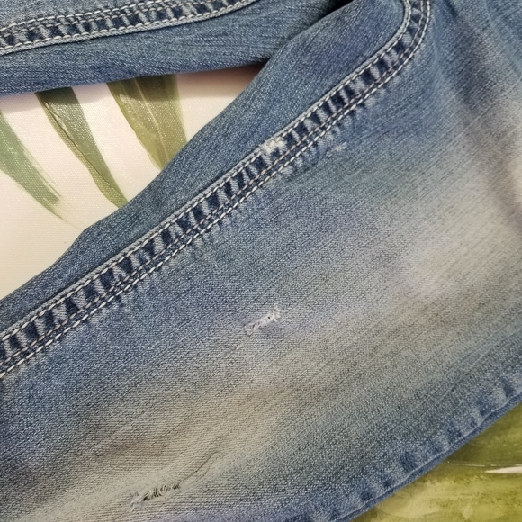 Cropped Distressed Jean's - Picture 5 of 8